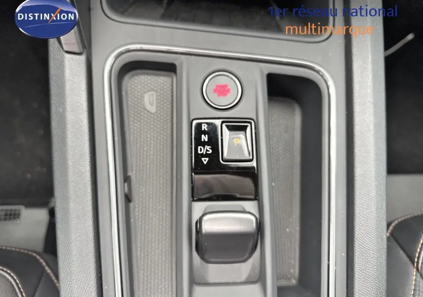 Vue rapprochée de la console centrale avec la commande de boîte automatique sur la CUPRA LEON ST noire 2024.