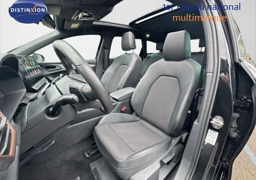 Vue intérieure côté conducteur de la CUPRA LEON ST 2024 noire avec sièges cuir noir et toit ouvrant panoramique.