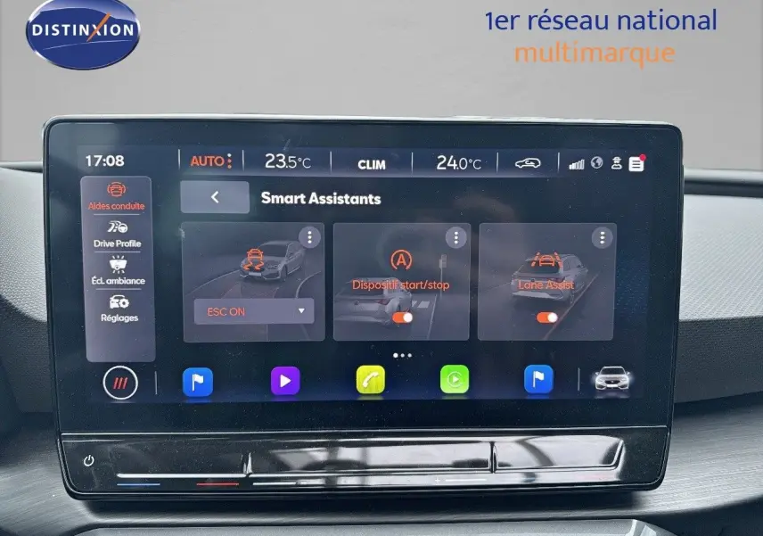 Écran tactile central affichant les assistants intelligents dans une CUPRA LEON ST noire, vue intérieure du tableau de bord.