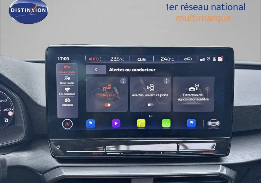 Écran tactile central du tableau de bord de la CUPRA LEON ST 2024 affichant les alertes au conducteur.