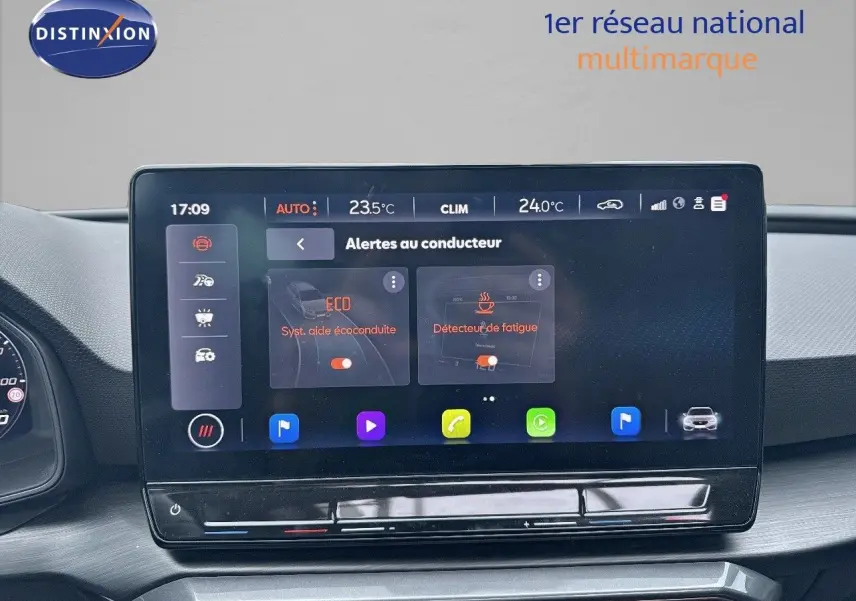 Écran tactile du tableau de bord de la CUPRA LEON ST 2024 affichant les alertes au conducteur en intérieur noir.