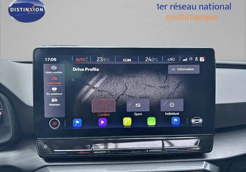 Écran tactile central affichant les modes de conduite Comfort, Sport et Individual dans une CUPRA LEON ST 2024 noire.