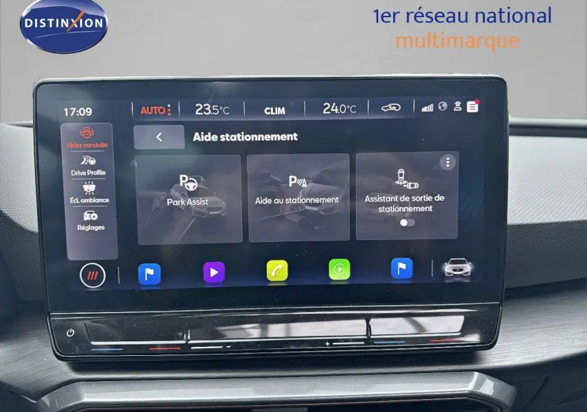 Écran tactile central du tableau de bord du CUPRA LEON ST 1.5 ETSI 150CH DSG 2024 affichant l'aide au stationnement.