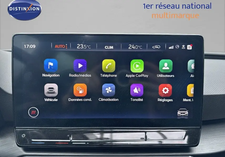 Écran tactile central du tableau de bord de la CUPRA LEON ST 2024 affichant les options multimédias et climatisation.
