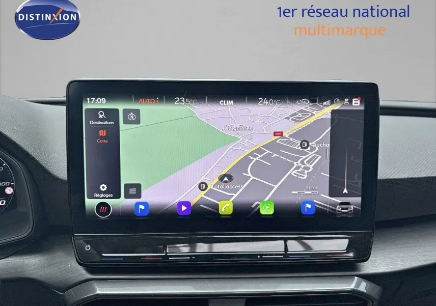 Écran tactile central avec navigation GPS dans l'habitacle d'une CUPRA LEON ST noire 2024, vue intérieure frontale.