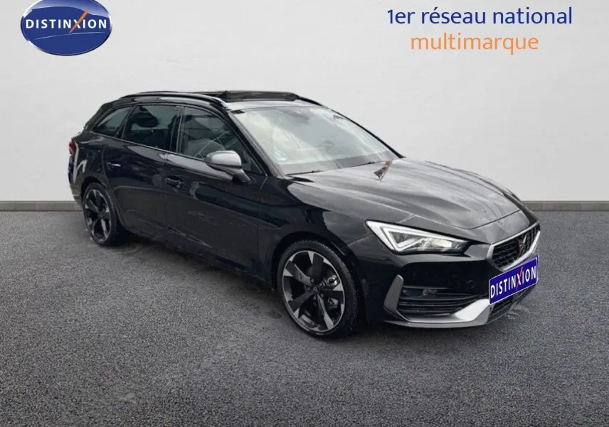 Vue 3/4 avant d'une CUPRA LEON ST 1.5 ETSI noire Midnight Metal avec jantes bi-ton et calandre distinctive.