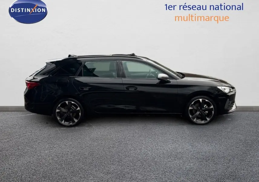 Profil latéral gauche d'une CUPRA LEON ST 2024 noire Midnight Metal avec jantes bi-ton et toit ouvrant.