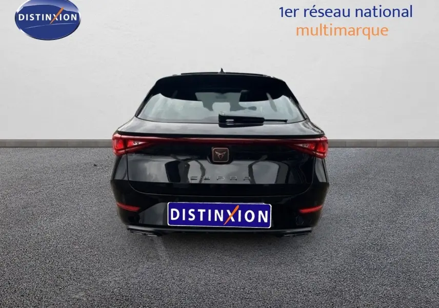 Vue arrière d'une CUPRA LEON ST noire Midnight Metal avec feux LED et logo CUPRA bien visibles.