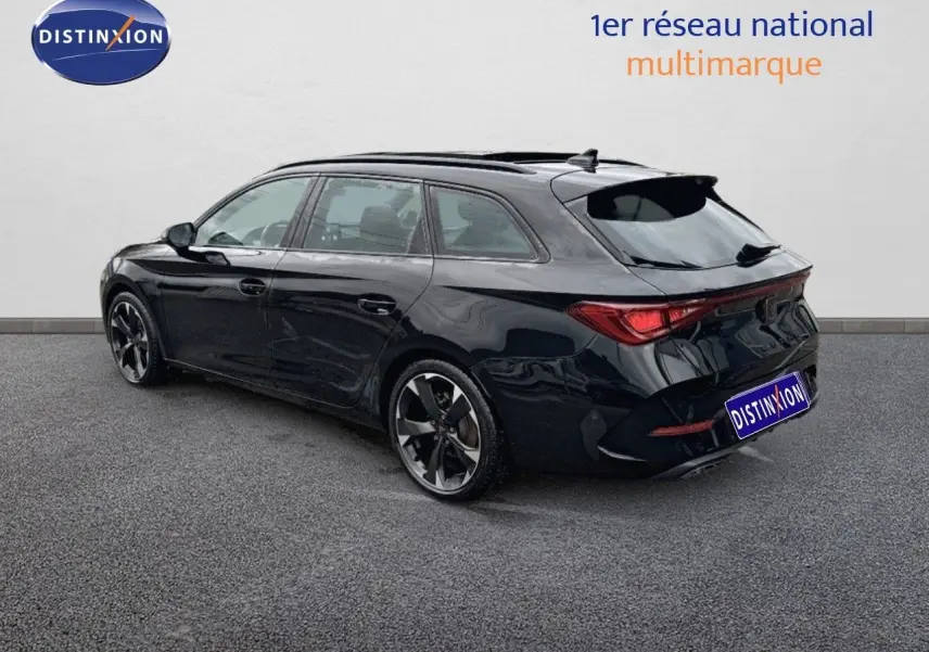 Vue 3/4 arrière droite d'une CUPRA LEON ST 2024 noire Midnight Metal avec jantes alliage bicolores.