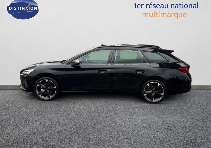 Profil latéral droit d'une CUPRA LEON ST 1.5 ETSI 150CH DSG noire Midnight Metal avec jantes bi-ton 18 pouces.