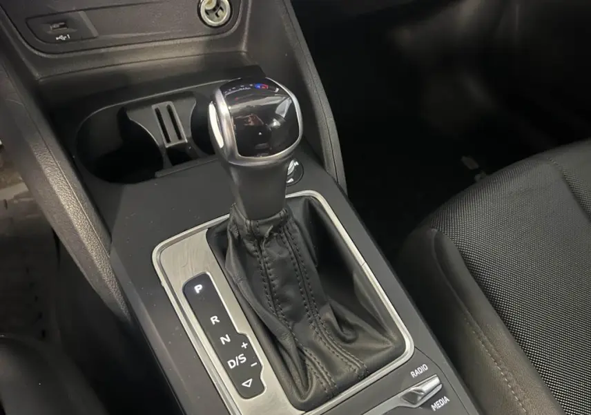 Le levier de vitesses automatique noir de l'Audi Q2 2022 vu en gros plan côté console centrale.