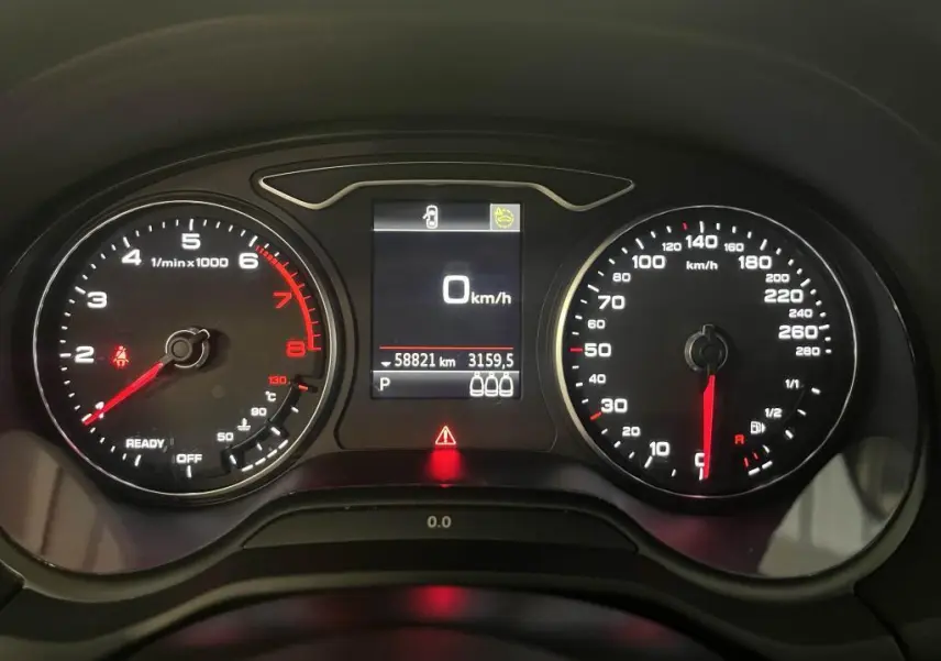 Tableau de bord de l'Audi Q2 1.5 TFSI 2022 montrant compte-tours, vitesse à 0 km/h et indicateurs lumineux.