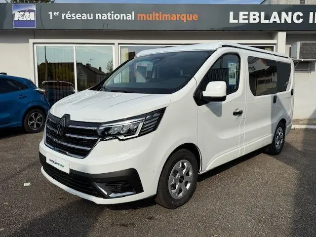 Renault Trafic Fourgon blanc glacier vu en 3/4 avant droit avec vitres latérales teintées et jantes acier.