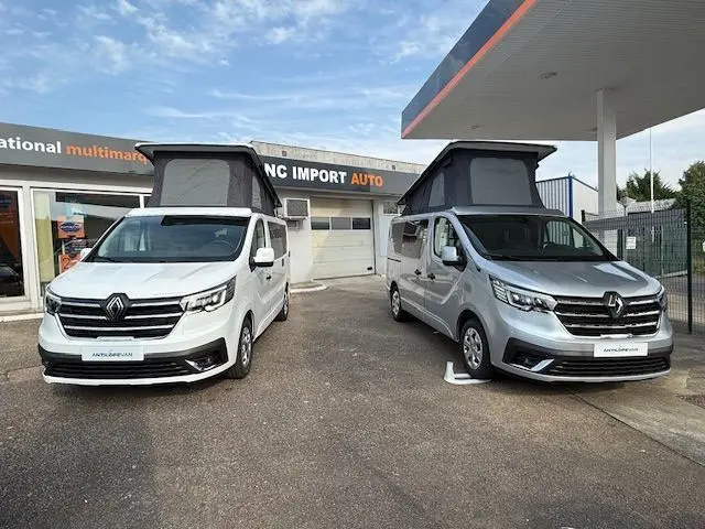 Vue avant de deux Renault Trafic Fourgon Antilope Van 2025 avec toit relevé, l'un blanc glacier, l'autre gris argenté.