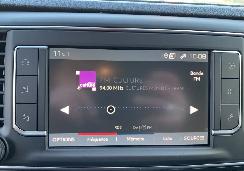 Écran tactile central du tableau de bord du Fiat Scudo Combi blanc, affichant la radio FM à 94 MHz, vue frontale rapprochée.