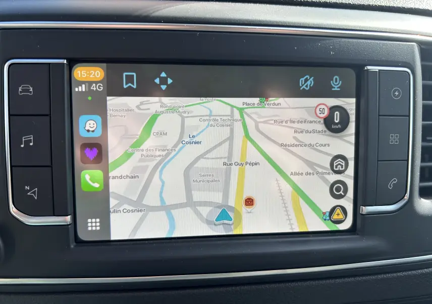 Écran tactile central du Fiat Scudo Combi blanc 2022 montrant la navigation GPS avec interface connectée.