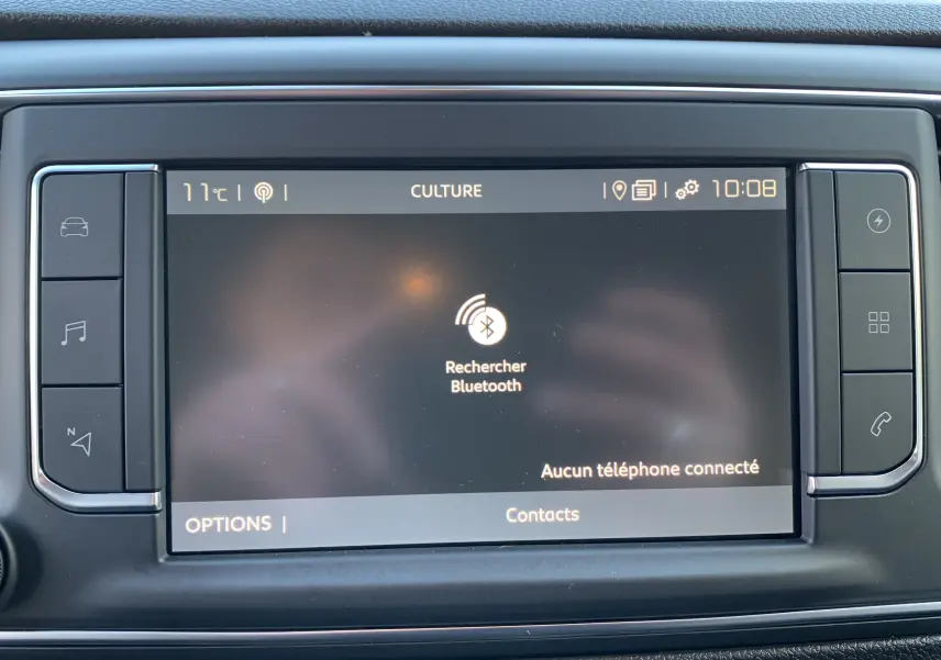 Écran tactile central du tableau de bord du Fiat Scudo Combi 2022 montrant la recherche Bluetooth active.