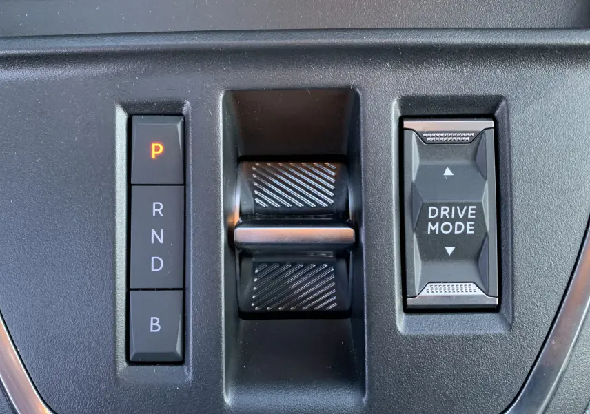 Gros plan sur la commande de boîte automatique et le bouton "Drive Mode" du FIAT Scudo Combi blanc électrique 2022.