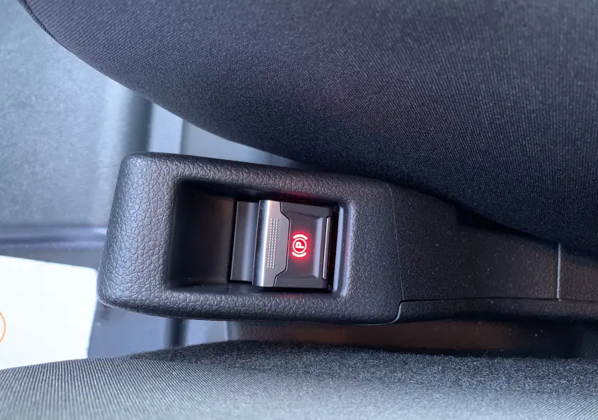 Gros plan sur le frein de stationnement électronique rouge dans l'habitacle du FIAT Scudo Combi blanc 2022.
