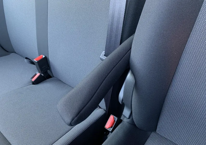 Gros plan sur l'accoudoir central et les sièges en tissu gris foncé de l'habitacle du Fiat Scudo Combi électrique 2022.