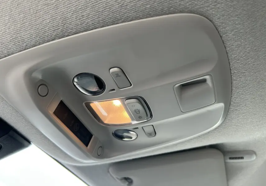 Plafonnier intérieur avec éclairage allumé et commandes de lumière dans un Fiat Scudo Combi blanc électrique 2022.