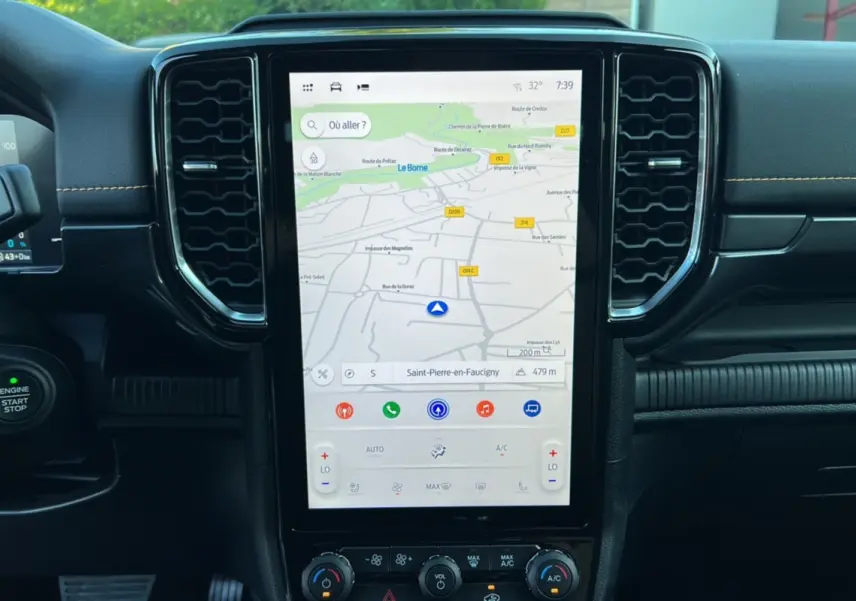 Écran tactile central du Ford Ranger gris carbone 2025 affichant la navigation GPS et commandes climatisation.