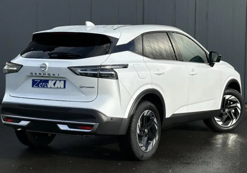 Vue 3/4 arrière droite du Nissan Qashqai blanc nacré e-Power avec jantes alliage et feux arrière LED.