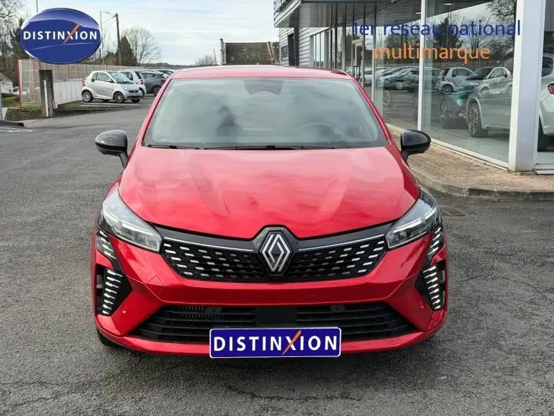 Vue de face d'une Renault Clio 2025 rouge flamme avec calandre noire et phares LED distinctifs.
