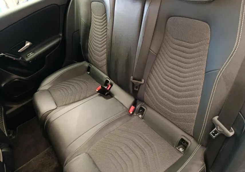 Vue rapprochée de la banquette arrière noire en tissu et cuir de la Mercedes Classe A 180 Business Line 2020.