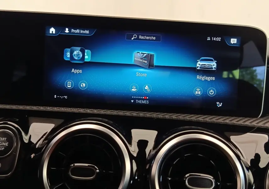 Écran tactile central de la Mercedes Classe A 180 Business Line 2020 avec commandes et aérateurs ronds chromés.