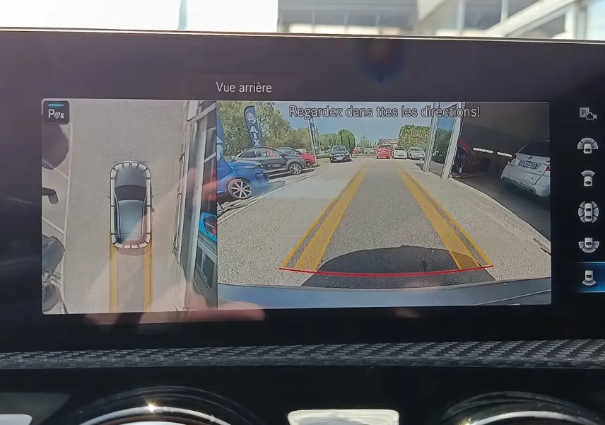 Écran intérieur affichant la caméra de recul et vue 360° d'une Mercedes Classe A gris clair en marche arrière.