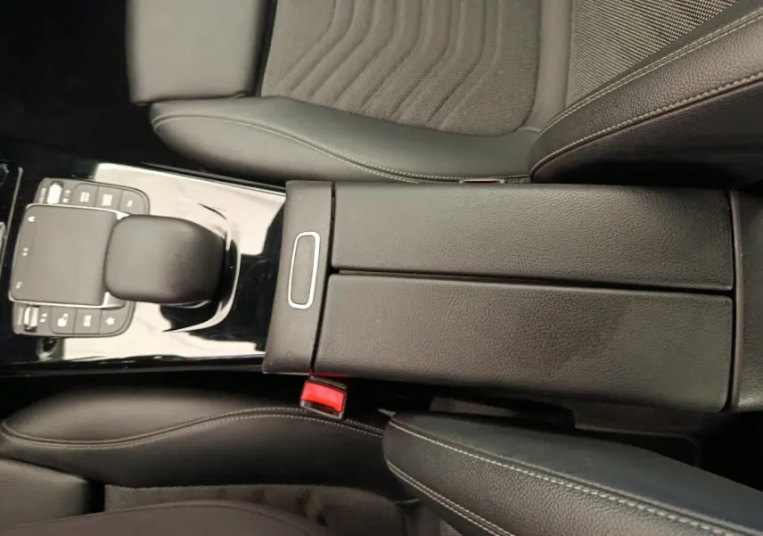Vue rapprochée de la console centrale noire et levier de vitesse de la Mercedes Classe A A 180 Business Line 2020.
