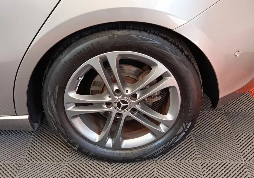 Gros plan sur la roue arrière droite gris clair d'une Mercedes Classe A A 180 Business Line 2020 avec jante alliage.