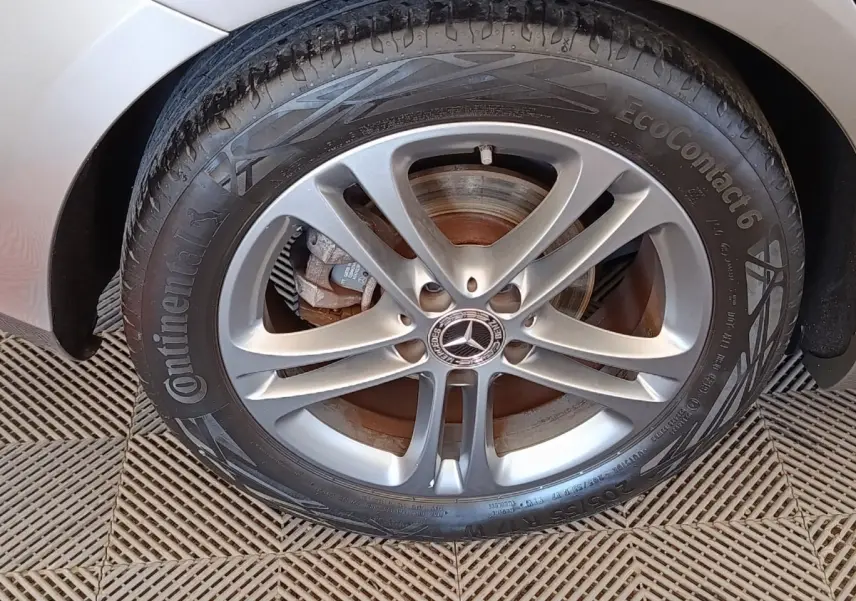 Gros plan sur la roue avant droite gris clair d'une Mercedes Classe A avec jante alliage et logo Mercedes central.