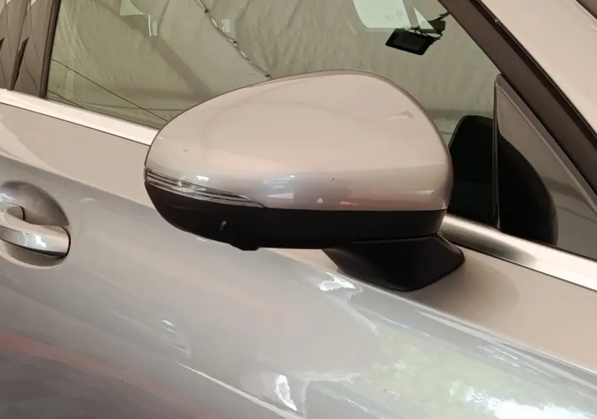 Rétroviseur côté gauche gris clair de la Mercedes Classe A 180 Business Line 2020 avec clignotant intégré.