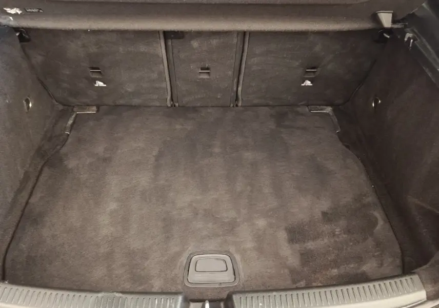 Coffre vide en vue plongeante d'une Mercedes Classe A 180 Business Line 2020, revêtement intérieur noir.