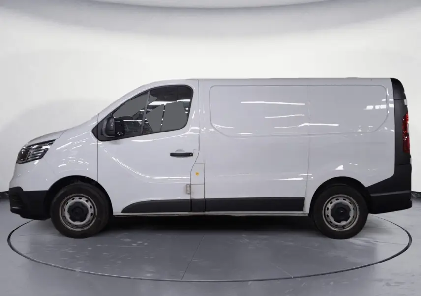 Vue de profil côté gauche d’un Renault Trafic Fourgon blanc minéral 2024 avec protections noires sur les bas de caisse.