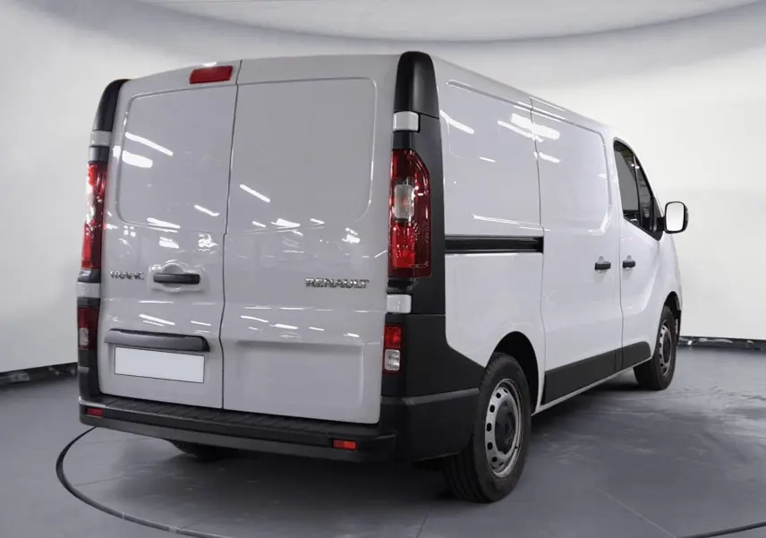 Renault Trafic Fourgon blanc minéral vu en 3/4 arrière droit, avec portes arrière fermées et feux rouges verticaux.