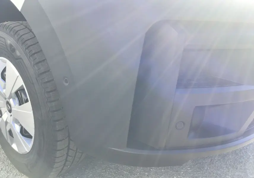 Gros plan sur l'angle avant gauche du Renault Master blanc 2025, mettant en valeur la roue et le pare-chocs avec capteurs.