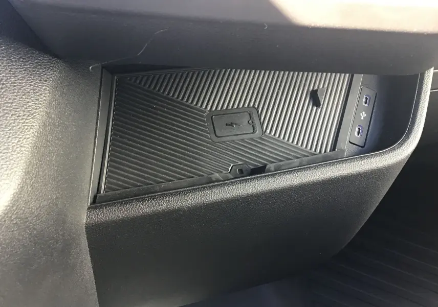 Plateau de recharge sans fil et ports USB dans l'habitacle noir du Renault Master L2H2 blanc 2025.