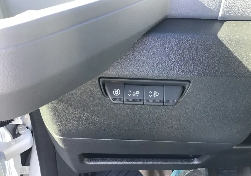 Boutons de réglage des feux et verrouillage côté gauche du tableau de bord du Renault Master L2H2 blanc 2025.