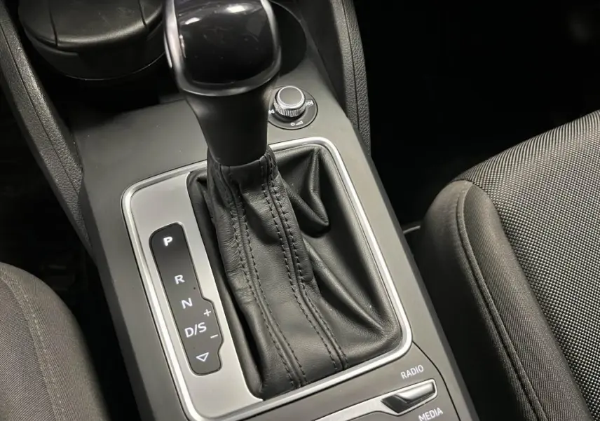 Gros plan sur le levier de vitesses automatique noir et la console centrale du Audi Q2 Business line 2022.