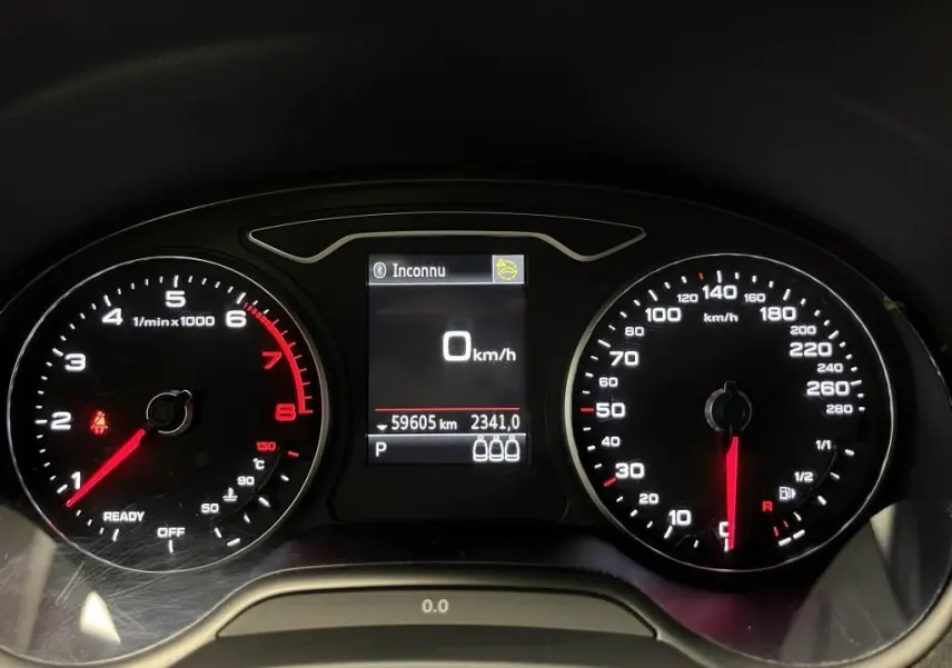 Tableau de bord numérique de l'Audi Q2 2022 avec compte-tours et compteur de vitesse à 0 km/h.