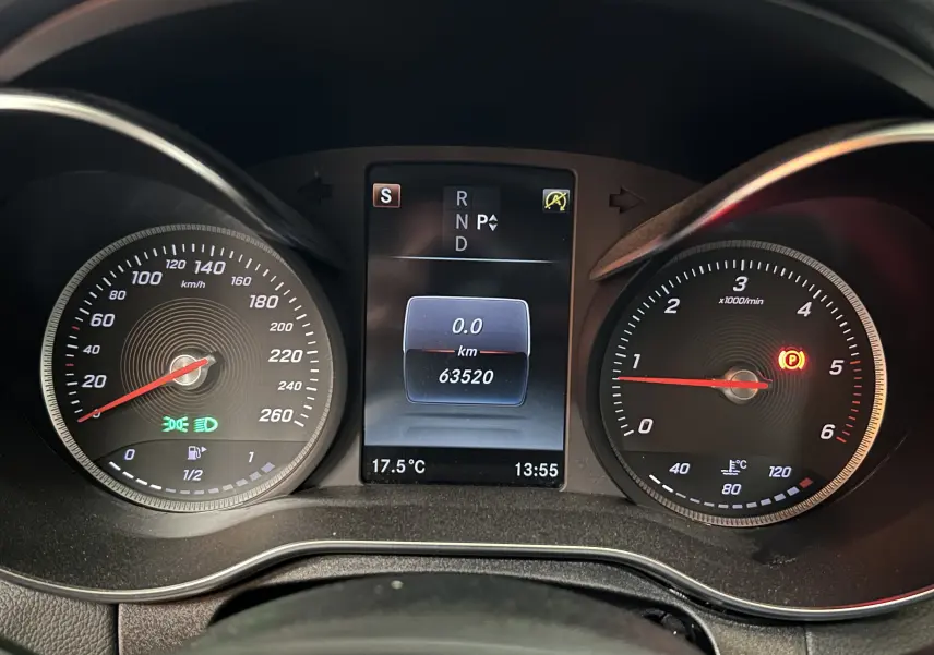 Tableau de bord de Mercedes Classe C 200d 2018 montrant compte-tours, vitesse, et écran central avec 63520 km affichés.