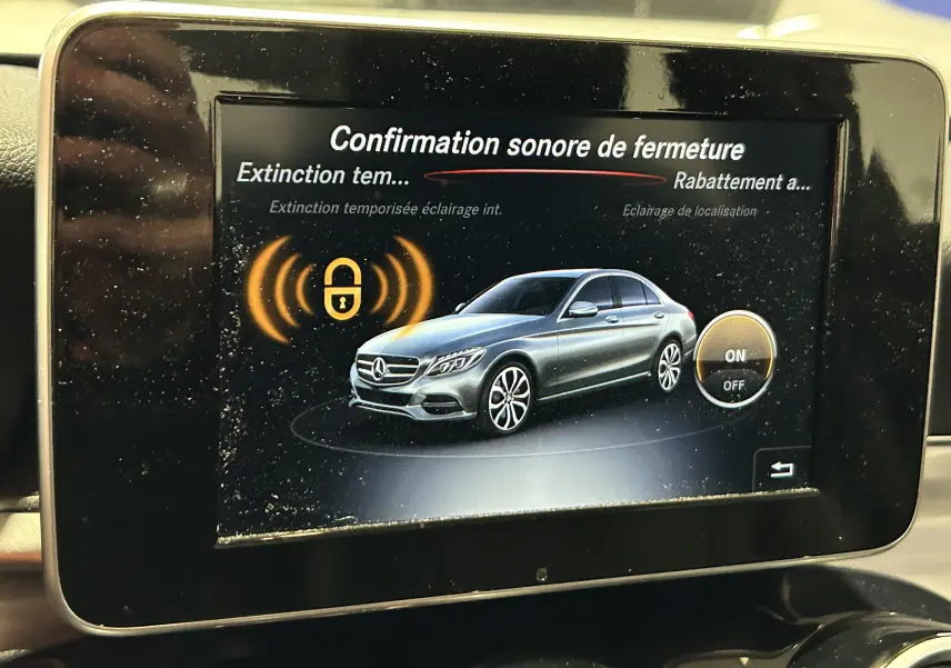 Écran de bord montrant une Mercedes Classe C bleue en vue latérale droite avec icône de verrouillage activée.
