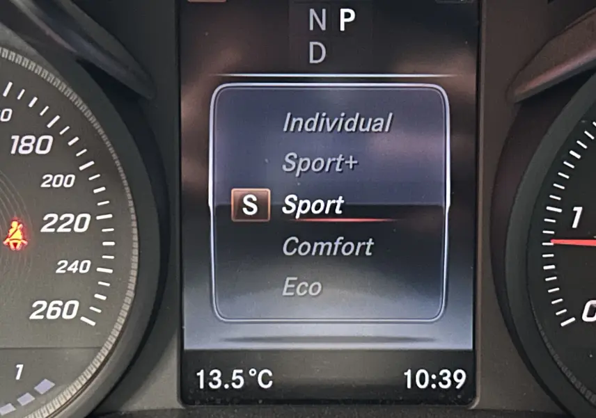 Affichage du tableau de bord de la Mercedes Classe C 200d en mode Sport, avec température à 13,5°C et heure 10:39.