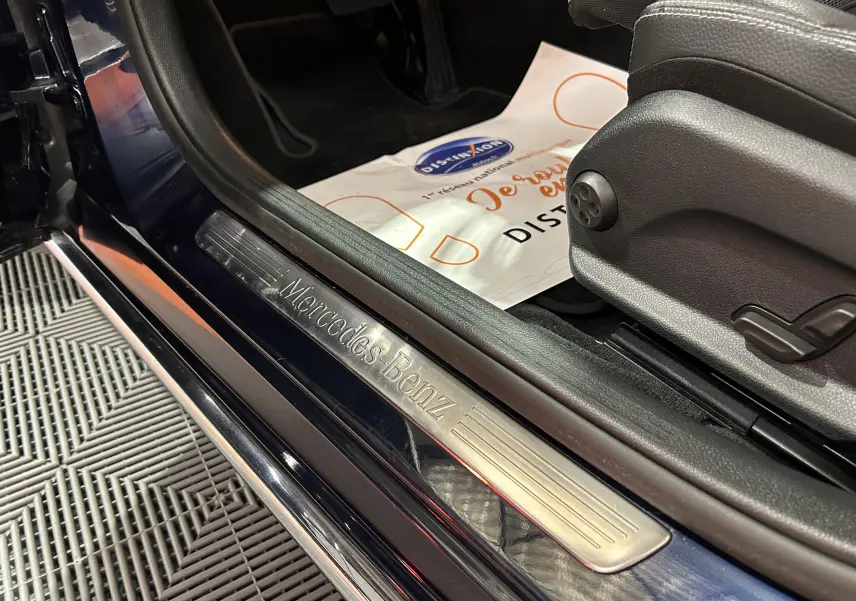 Gros plan sur la plaque Mercedes-Benz à l'entrée côté gauche d'une Mercedes Classe C bleu 2018 avec siège réglable.