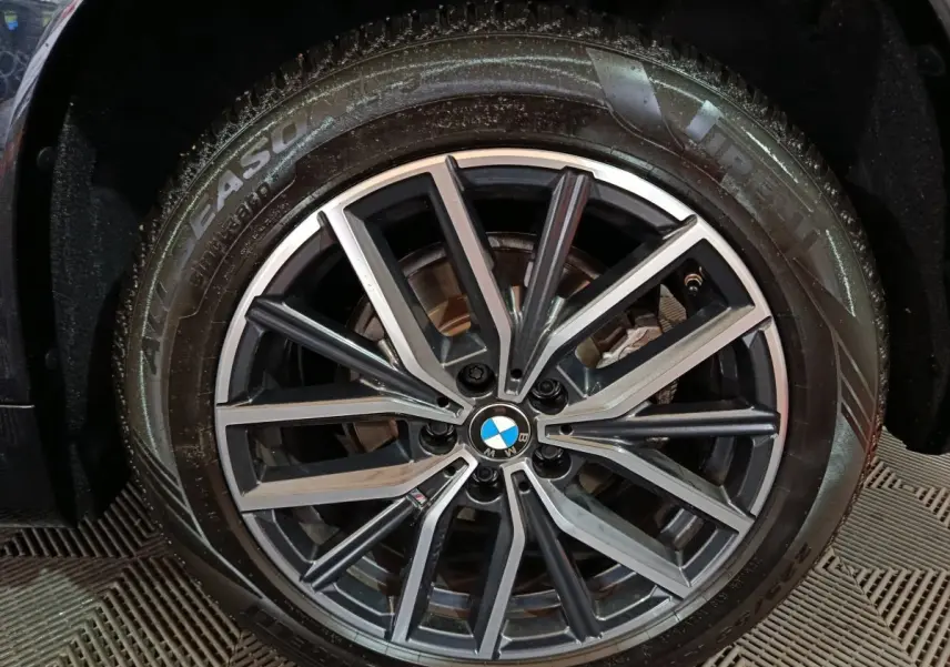 Gros plan sur la jante alliage noire et argentée d’un BMW X1 xDrive23i M Sport 2023 avec pneu Pirelli.