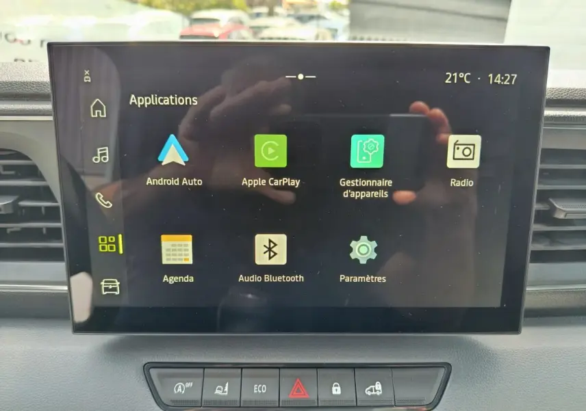 Écran tactile central du tableau de bord du Renault Master blanc, affichant les applications Android Auto et Apple CarPlay.