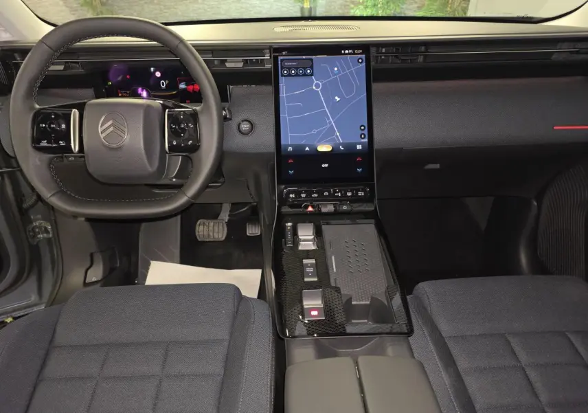 Vue intérieure avant du Citroën C5 Aircross 2026, tableau de bord noir avec écran tactile vertical et volant multifonctions.